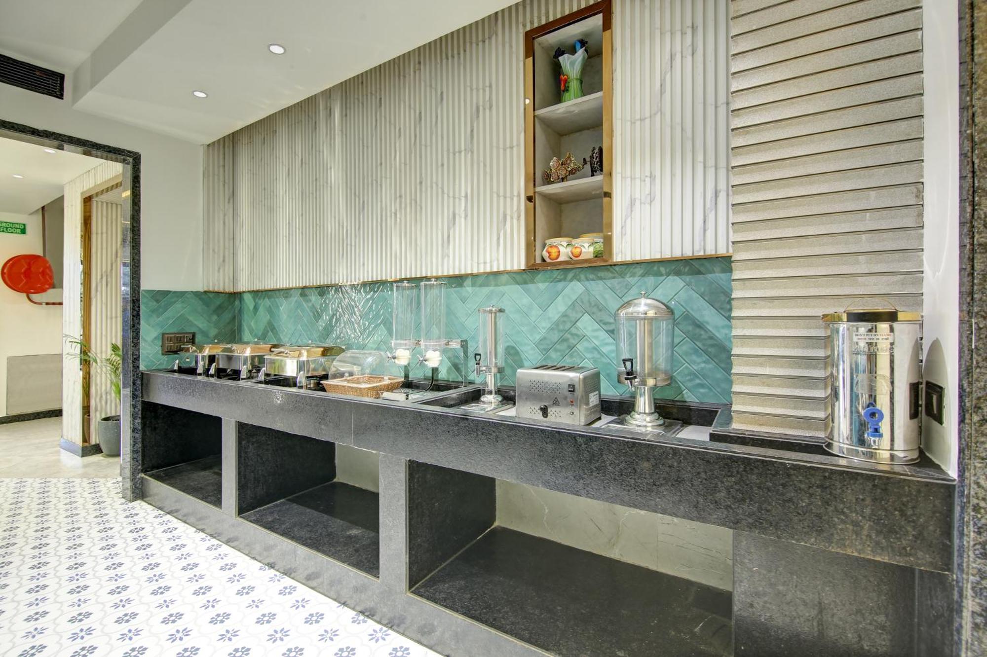 Hotel Uptown - 1 Km Connaught Place ニューデリー エクステリア 写真