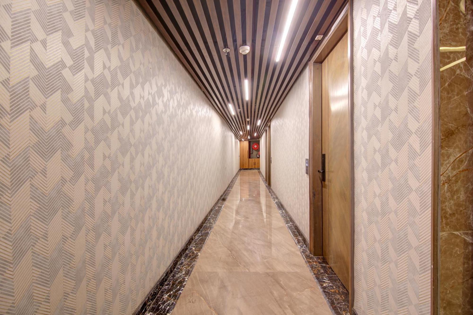 Hotel Uptown - 1 Km Connaught Place ニューデリー エクステリア 写真
