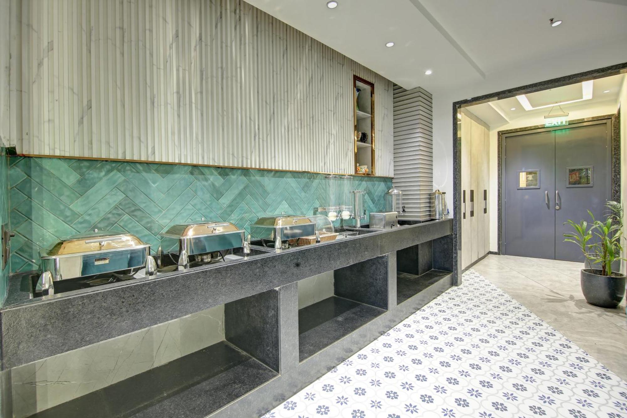 Hotel Uptown - 1 Km Connaught Place ニューデリー エクステリア 写真