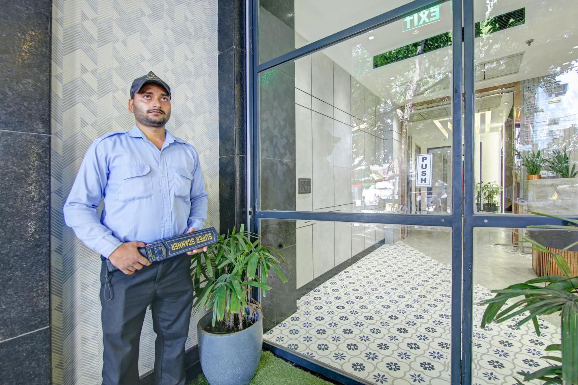 Hotel Uptown - 1 Km Connaught Place ニューデリー エクステリア 写真