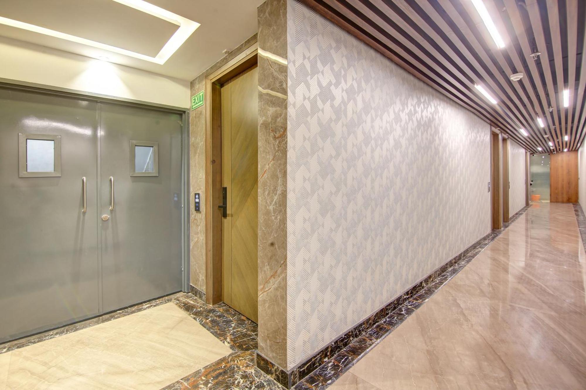Hotel Uptown - 1 Km Connaught Place ニューデリー エクステリア 写真