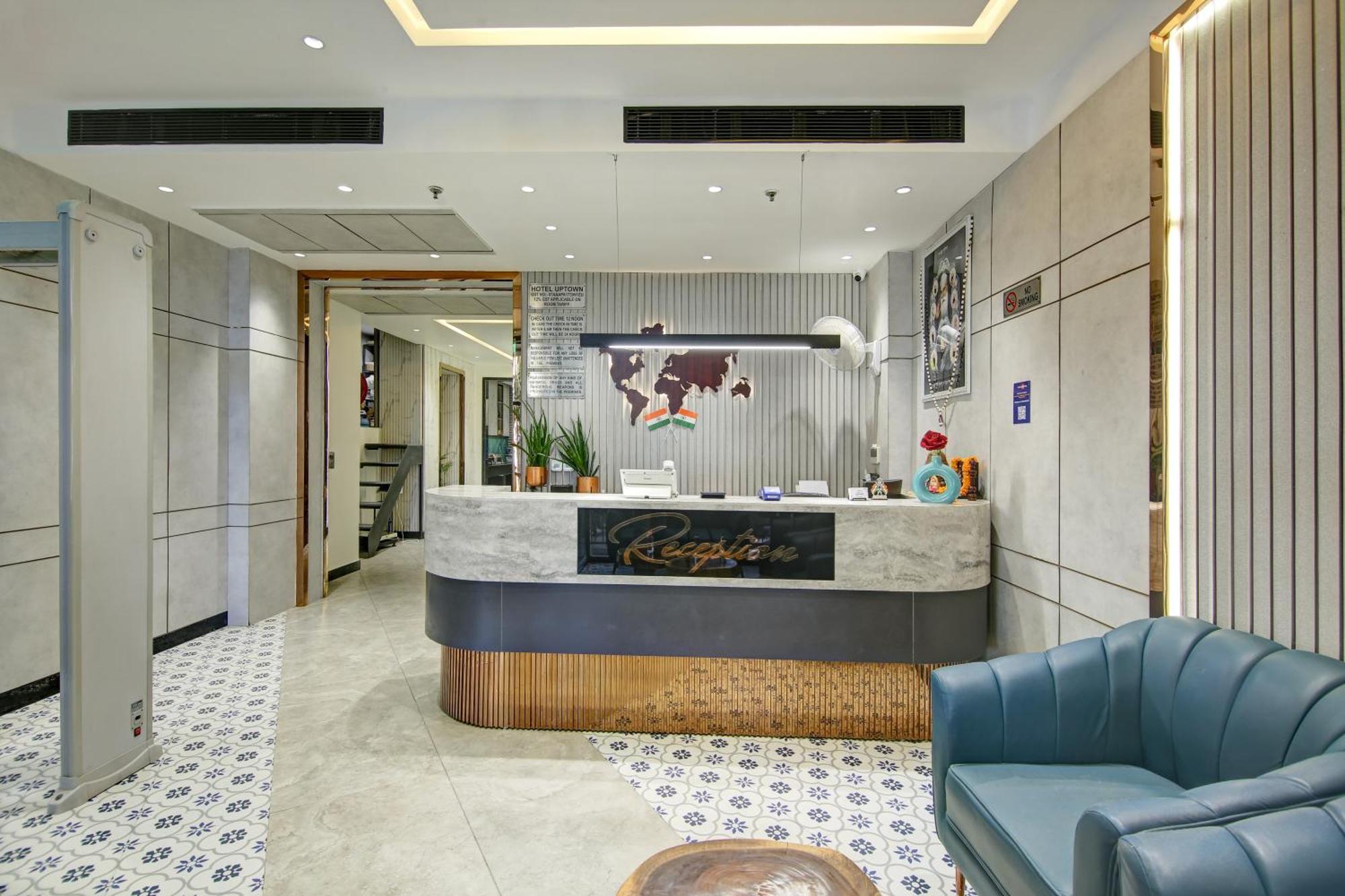 Hotel Uptown - 1 Km Connaught Place ニューデリー エクステリア 写真