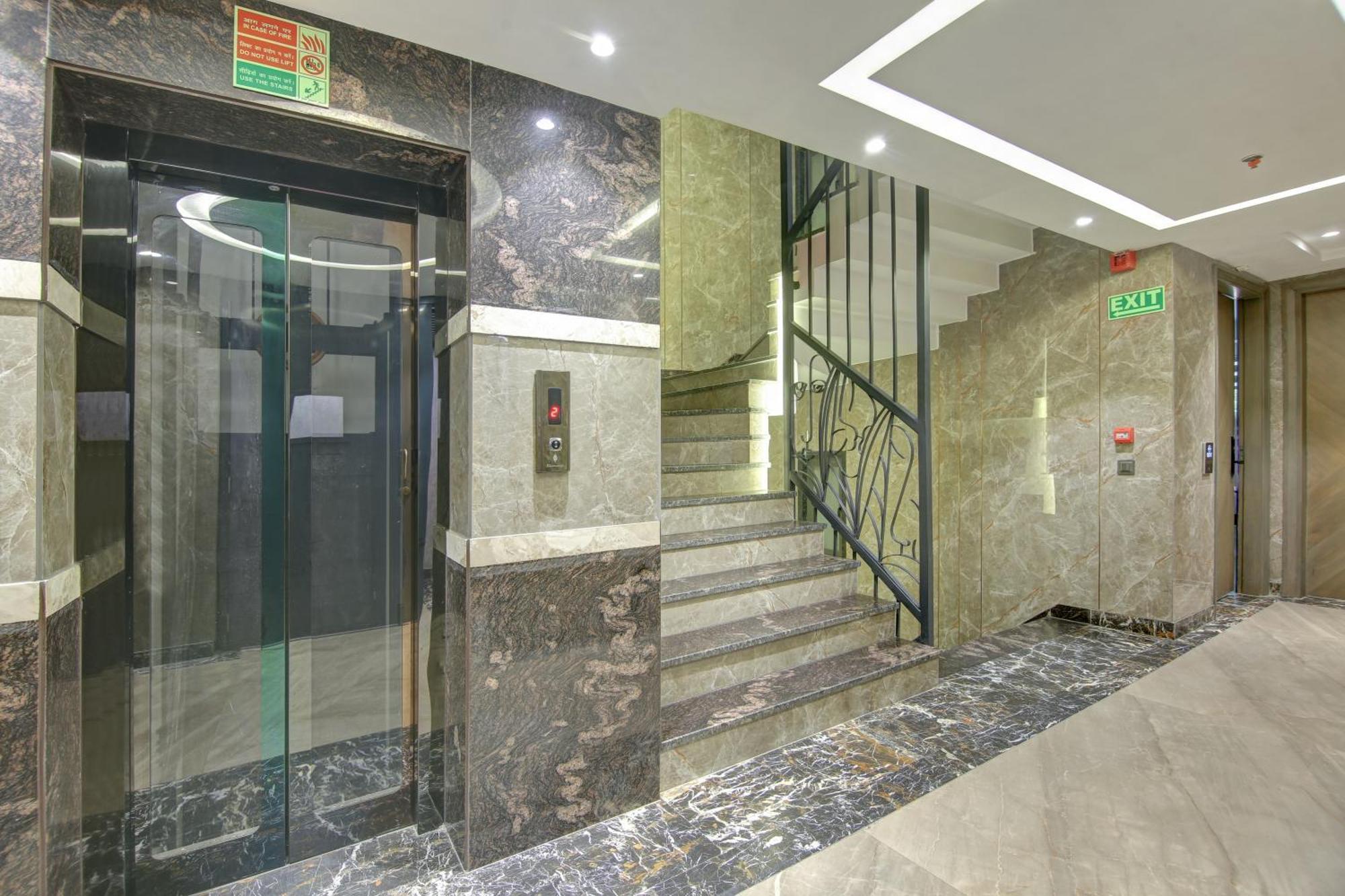 Hotel Uptown - 1 Km Connaught Place ニューデリー エクステリア 写真