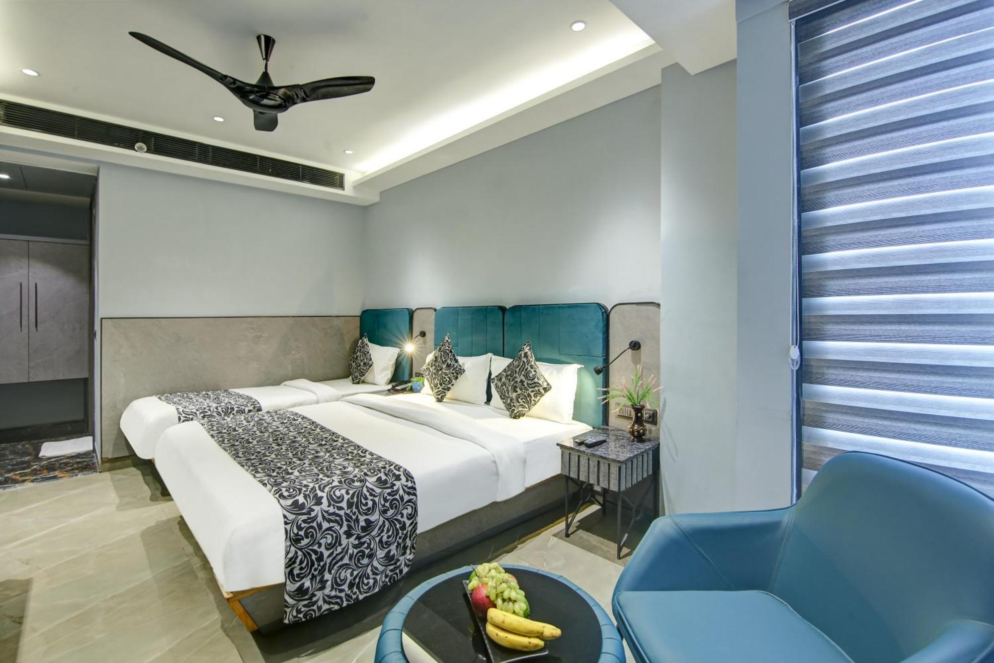 Hotel Uptown - 1 Km Connaught Place ニューデリー エクステリア 写真