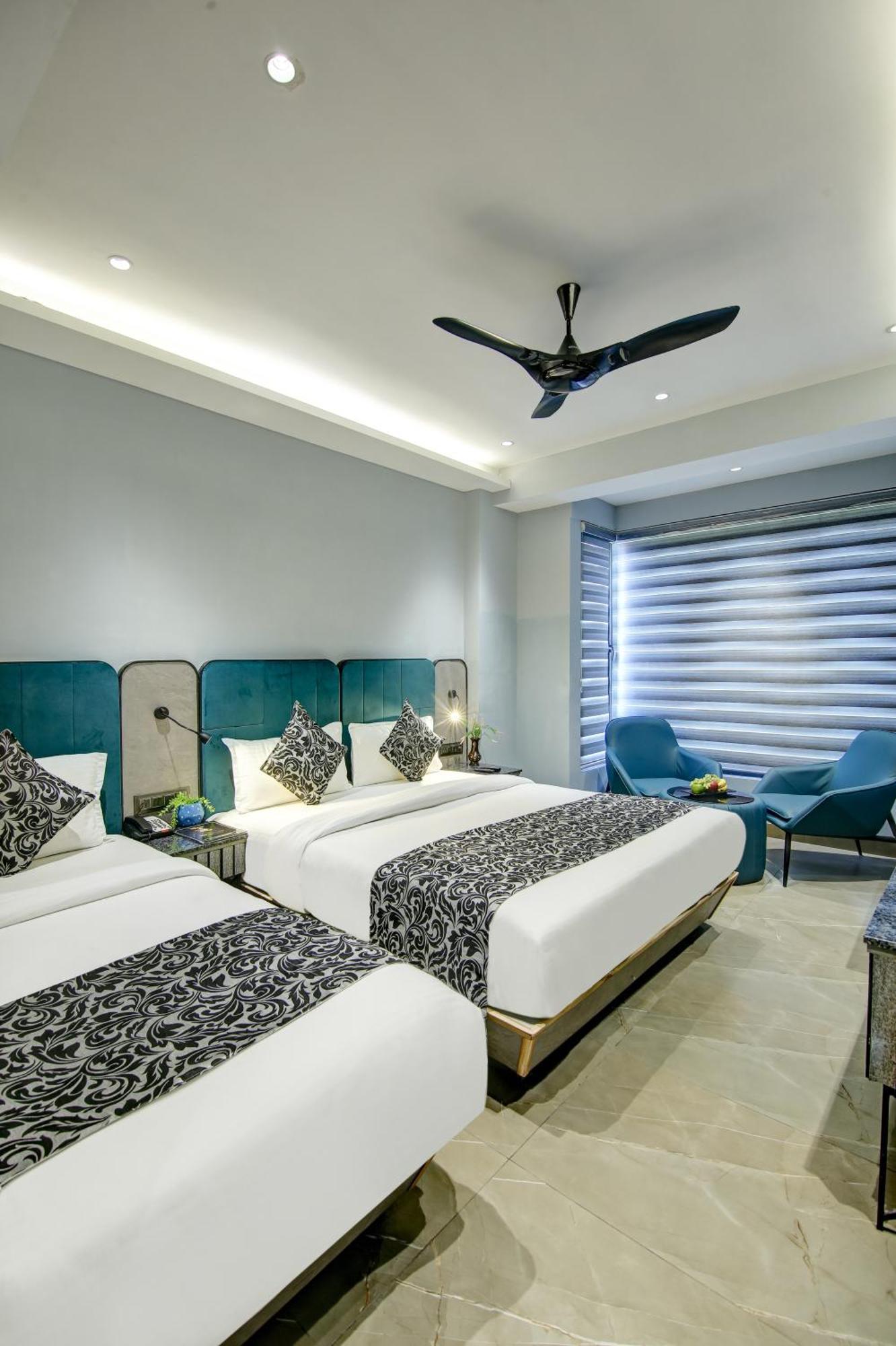 Hotel Uptown - 1 Km Connaught Place ニューデリー エクステリア 写真