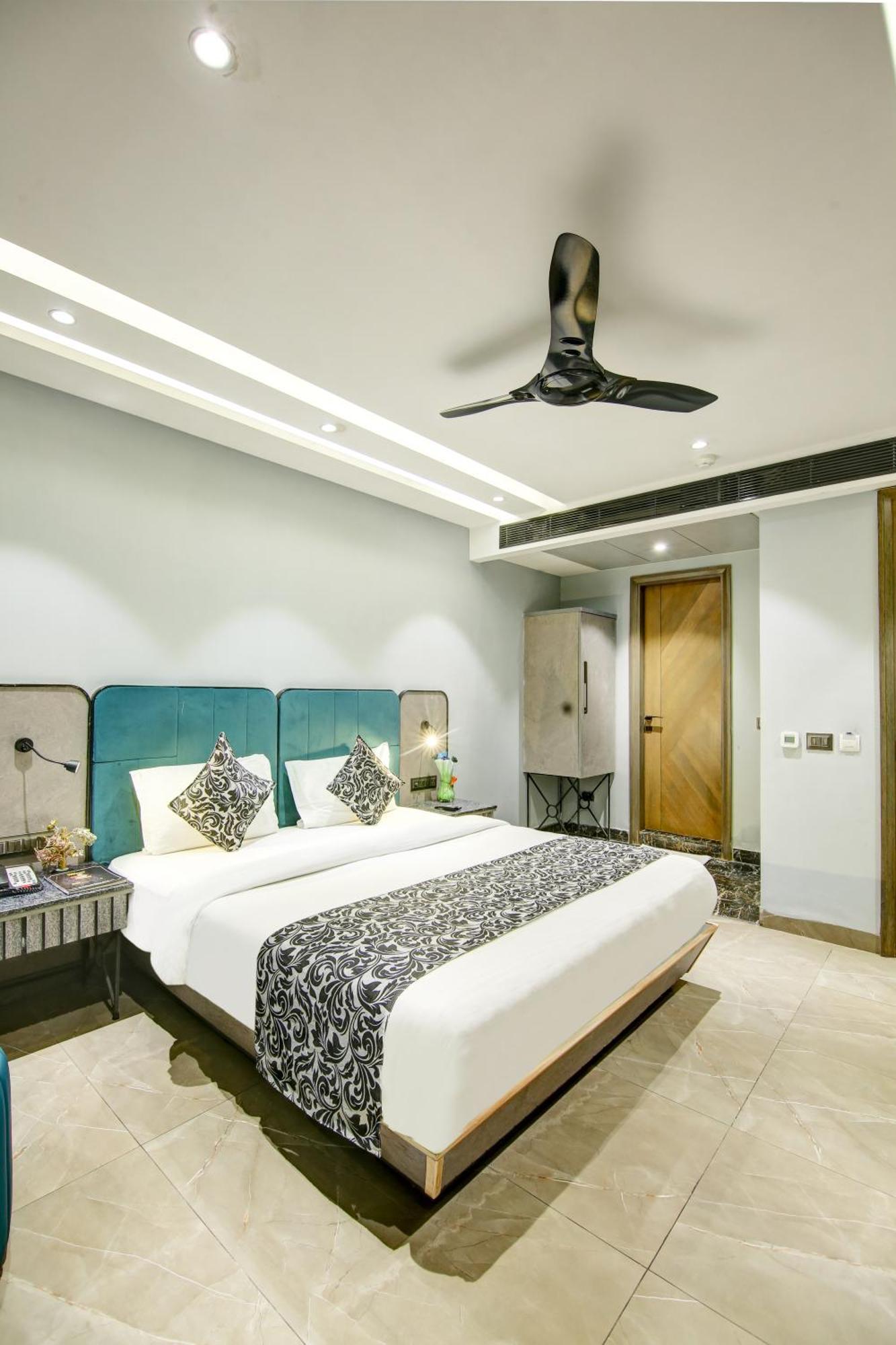 Hotel Uptown - 1 Km Connaught Place ニューデリー エクステリア 写真