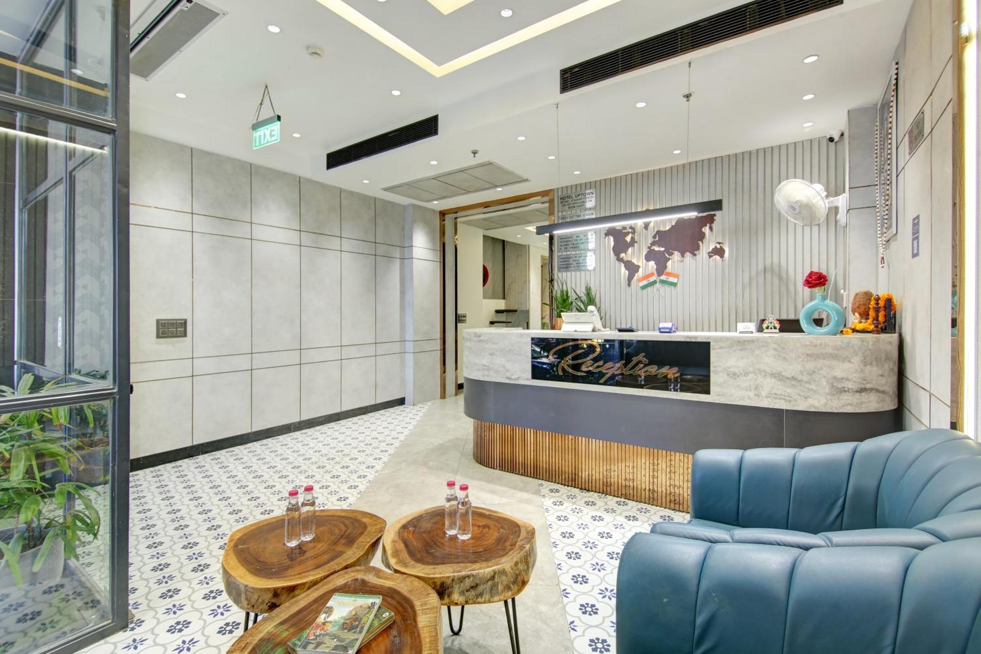 Hotel Uptown - 1 Km Connaught Place ニューデリー エクステリア 写真