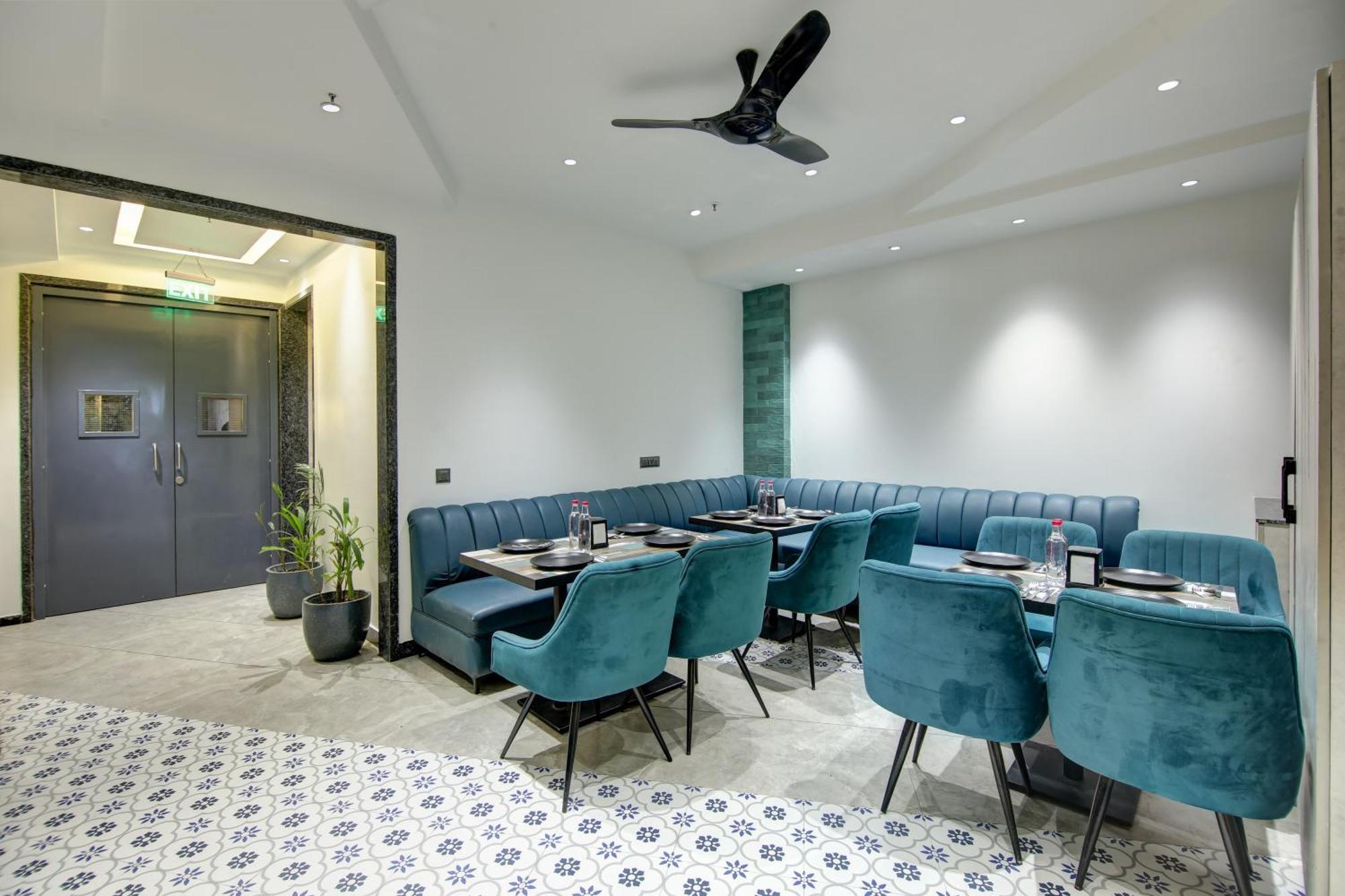 Hotel Uptown - 1 Km Connaught Place ニューデリー エクステリア 写真