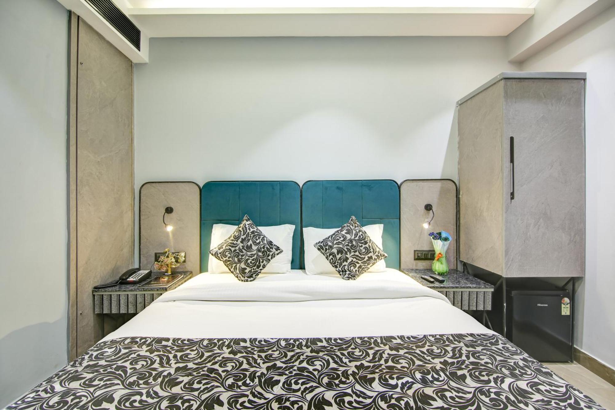 Hotel Uptown - 1 Km Connaught Place ニューデリー エクステリア 写真