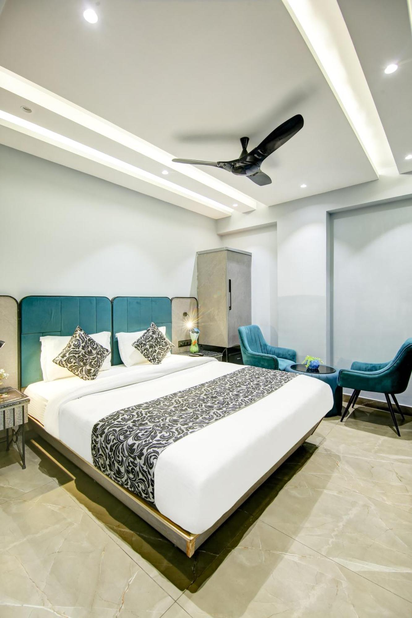 Hotel Uptown - 1 Km Connaught Place ニューデリー エクステリア 写真