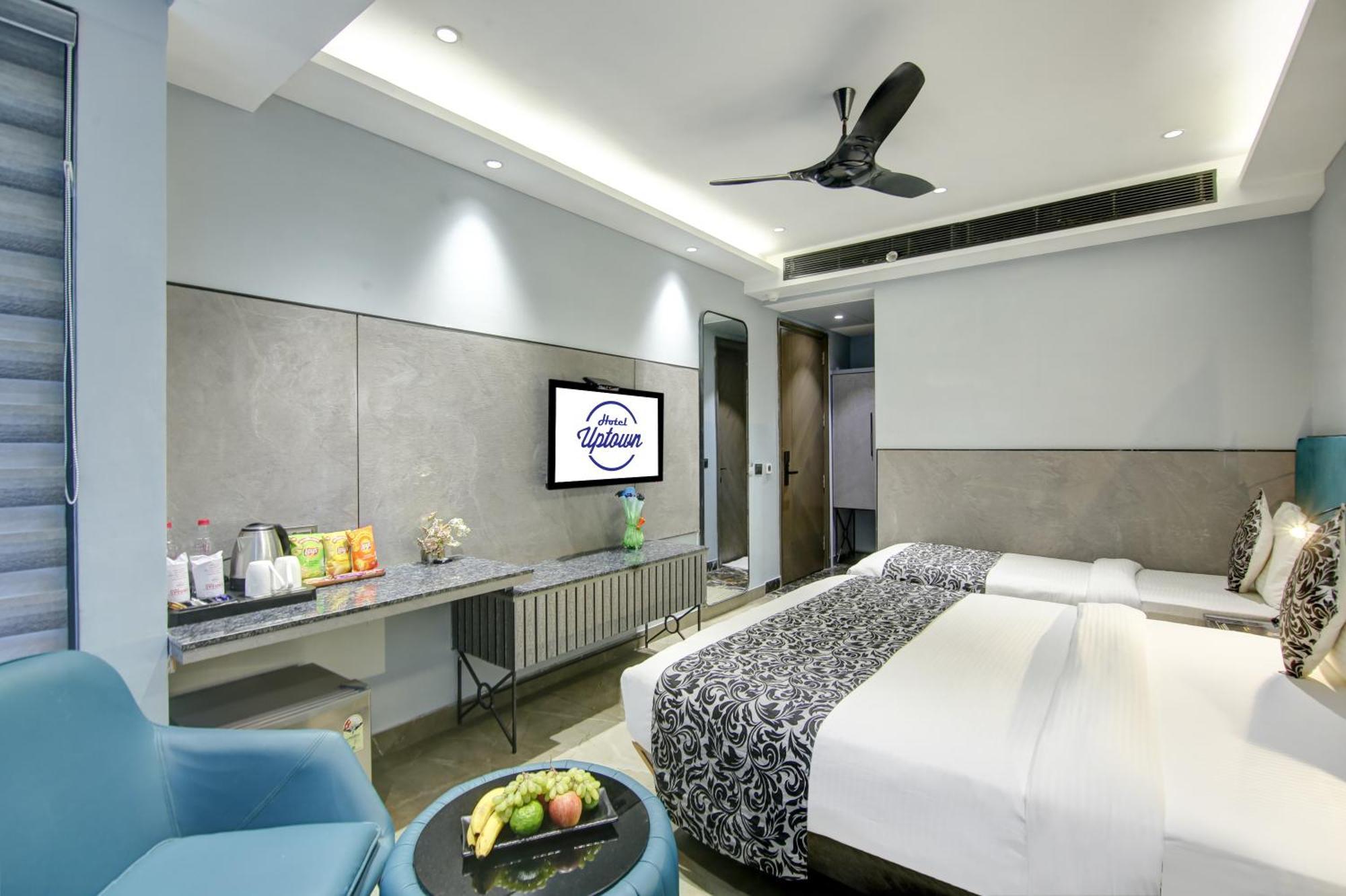 Hotel Uptown - 1 Km Connaught Place ニューデリー エクステリア 写真