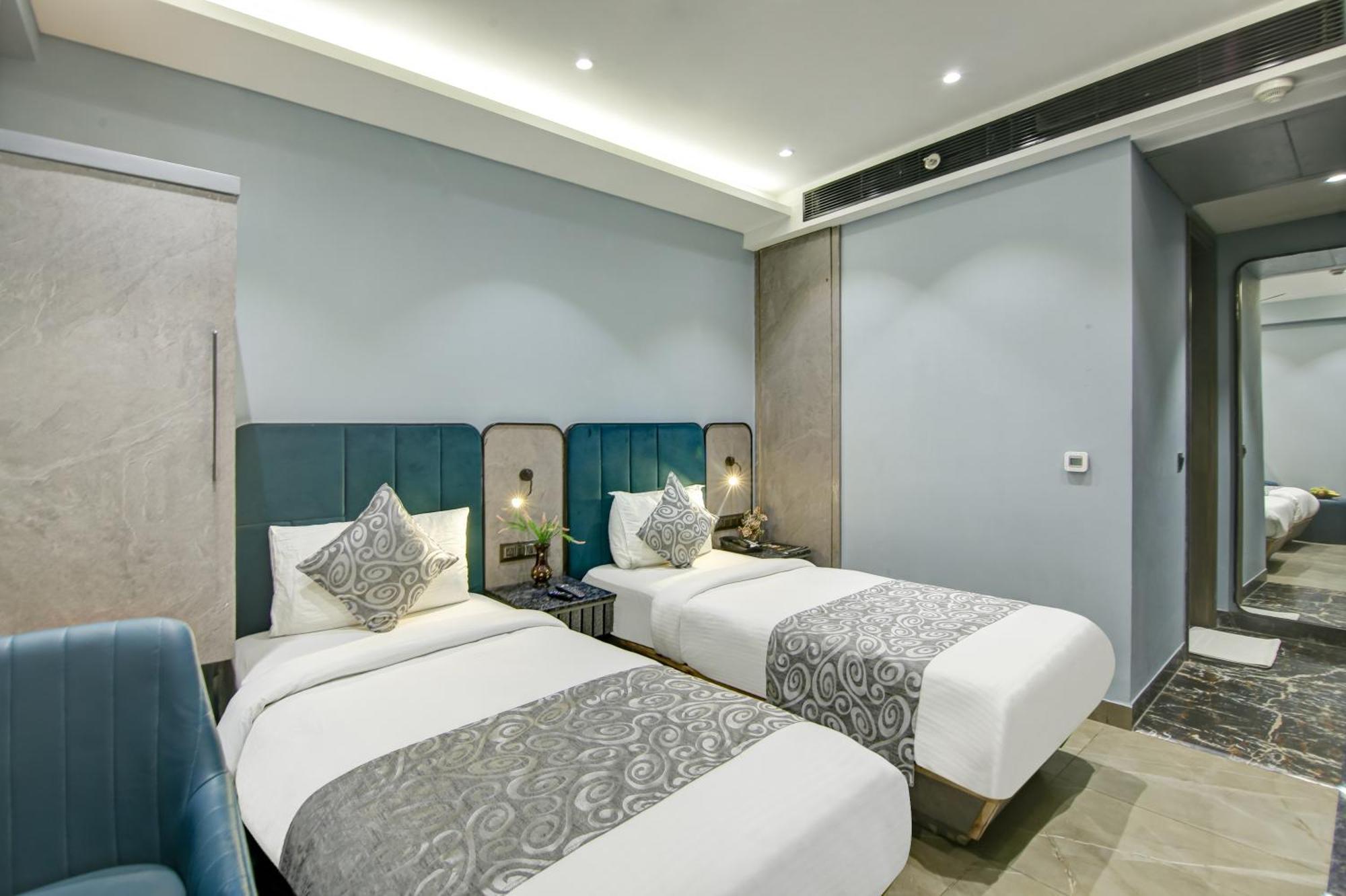 Hotel Uptown - 1 Km Connaught Place ニューデリー エクステリア 写真