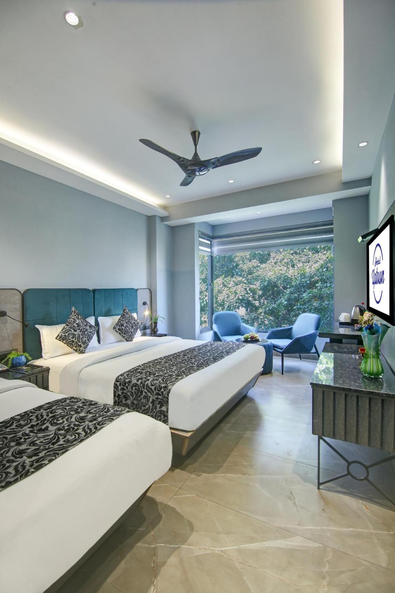 Hotel Uptown - 1 Km Connaught Place ニューデリー エクステリア 写真