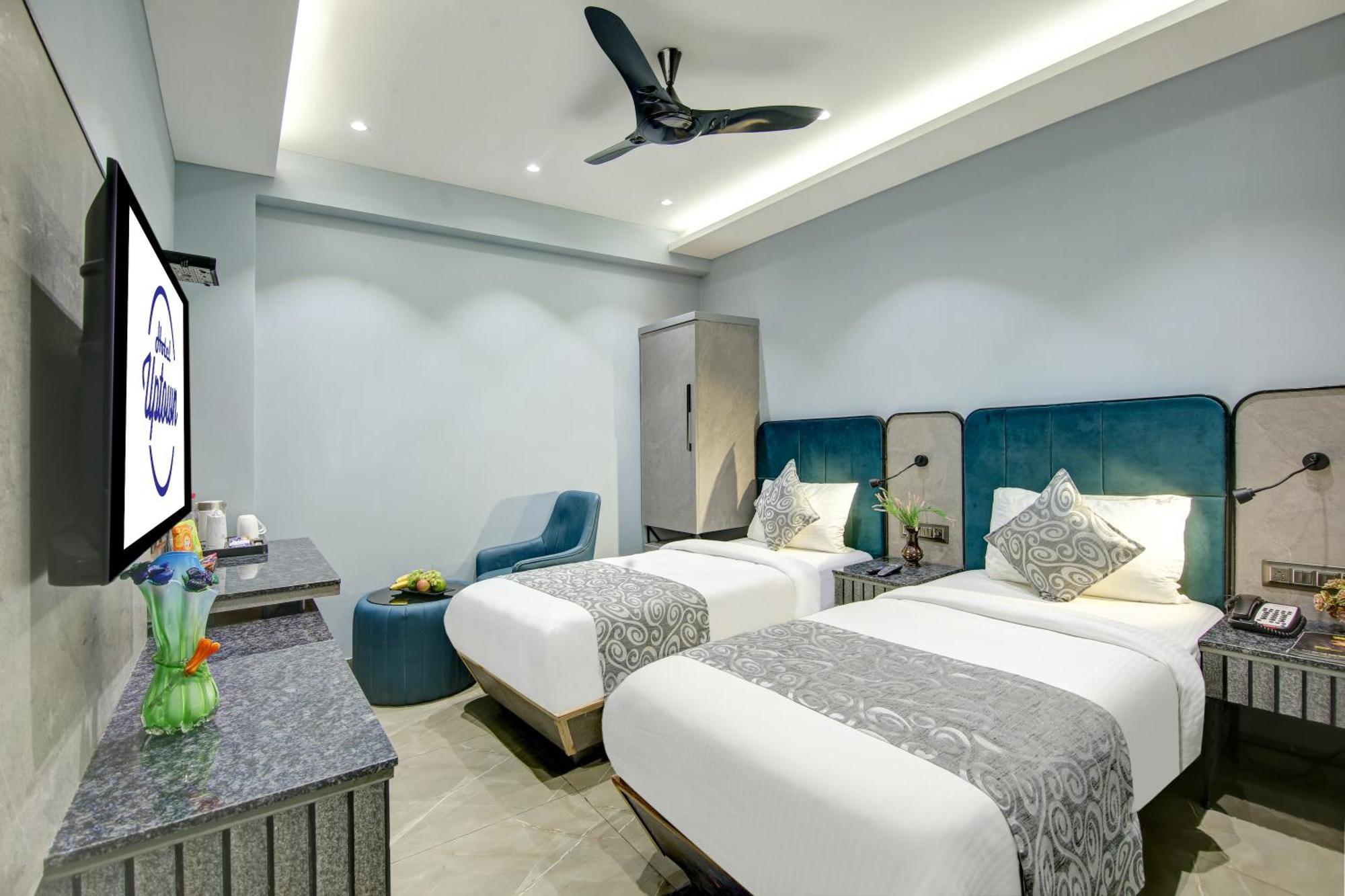 Hotel Uptown - 1 Km Connaught Place ニューデリー エクステリア 写真