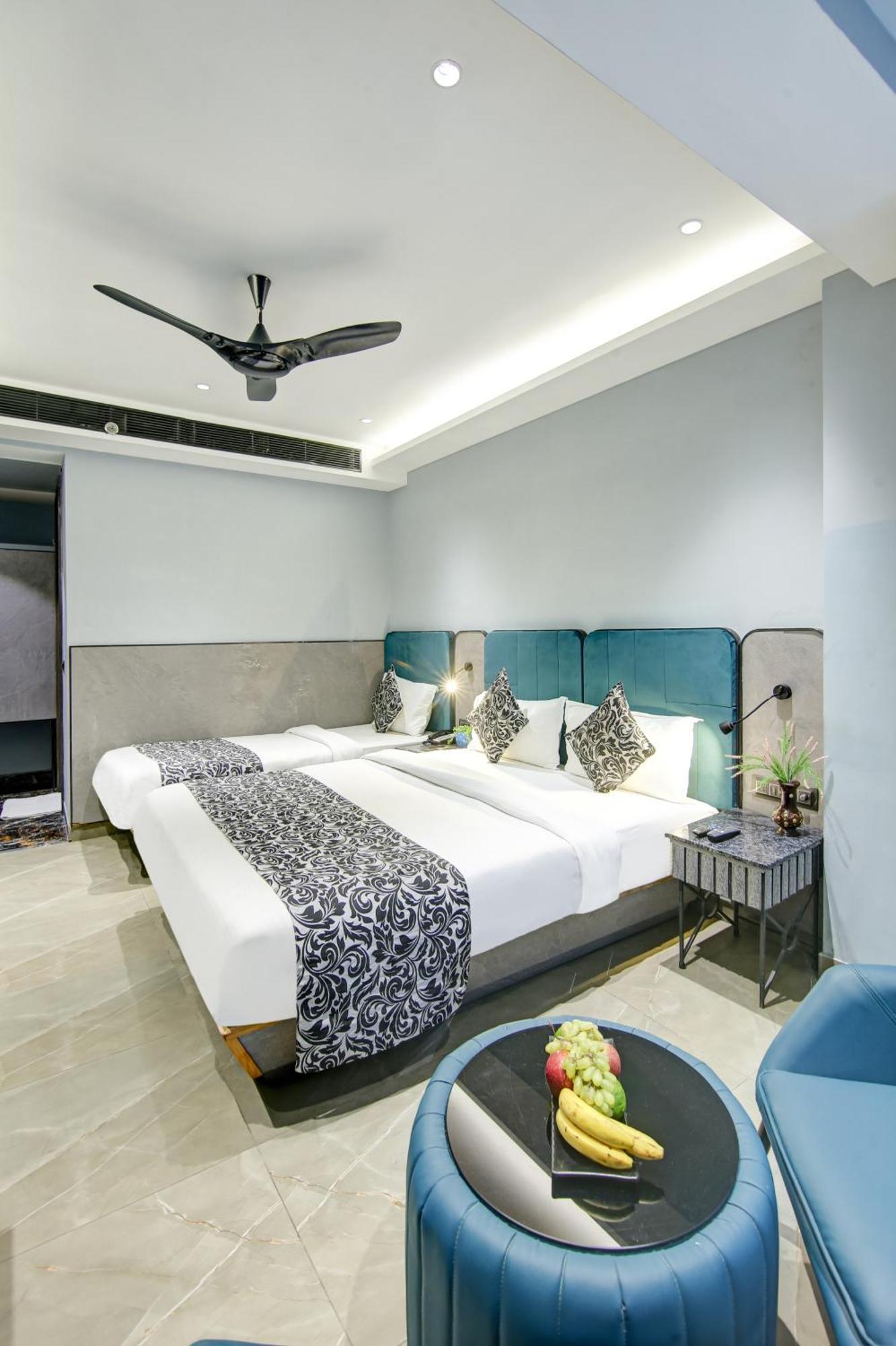 Hotel Uptown - 1 Km Connaught Place ニューデリー エクステリア 写真
