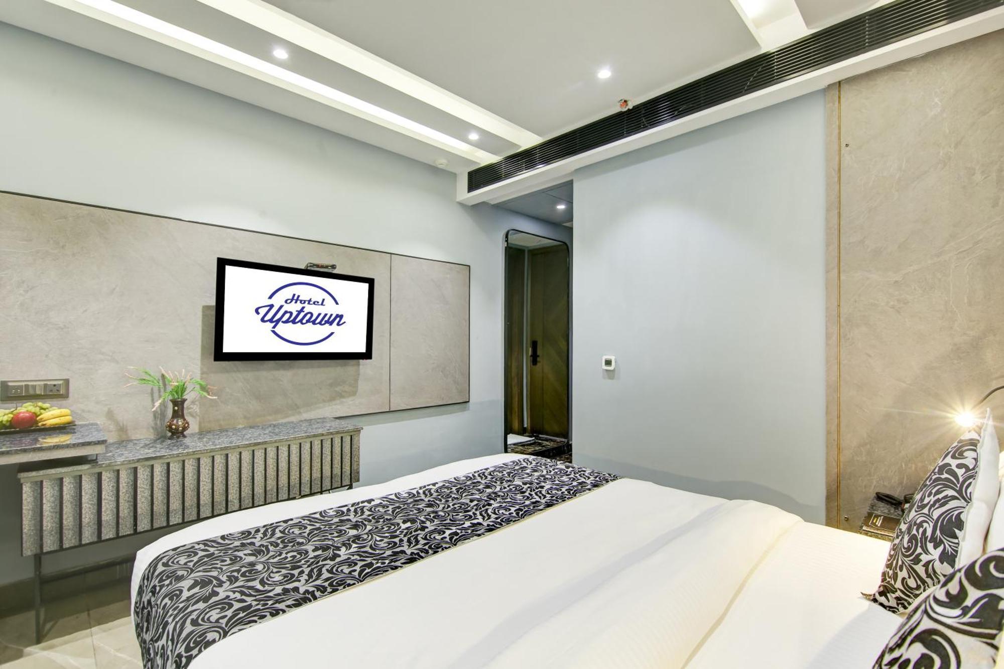 Hotel Uptown - 1 Km Connaught Place ニューデリー エクステリア 写真