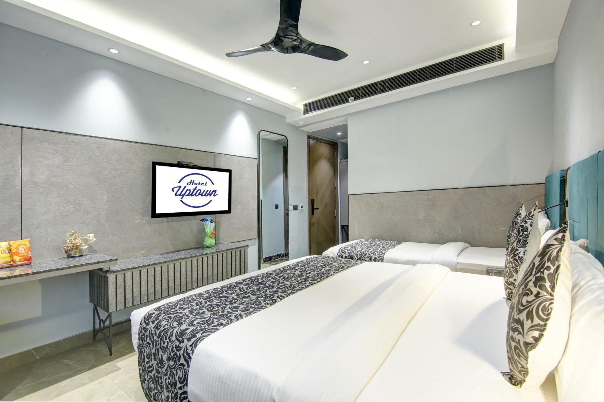 Hotel Uptown - 1 Km Connaught Place ニューデリー エクステリア 写真