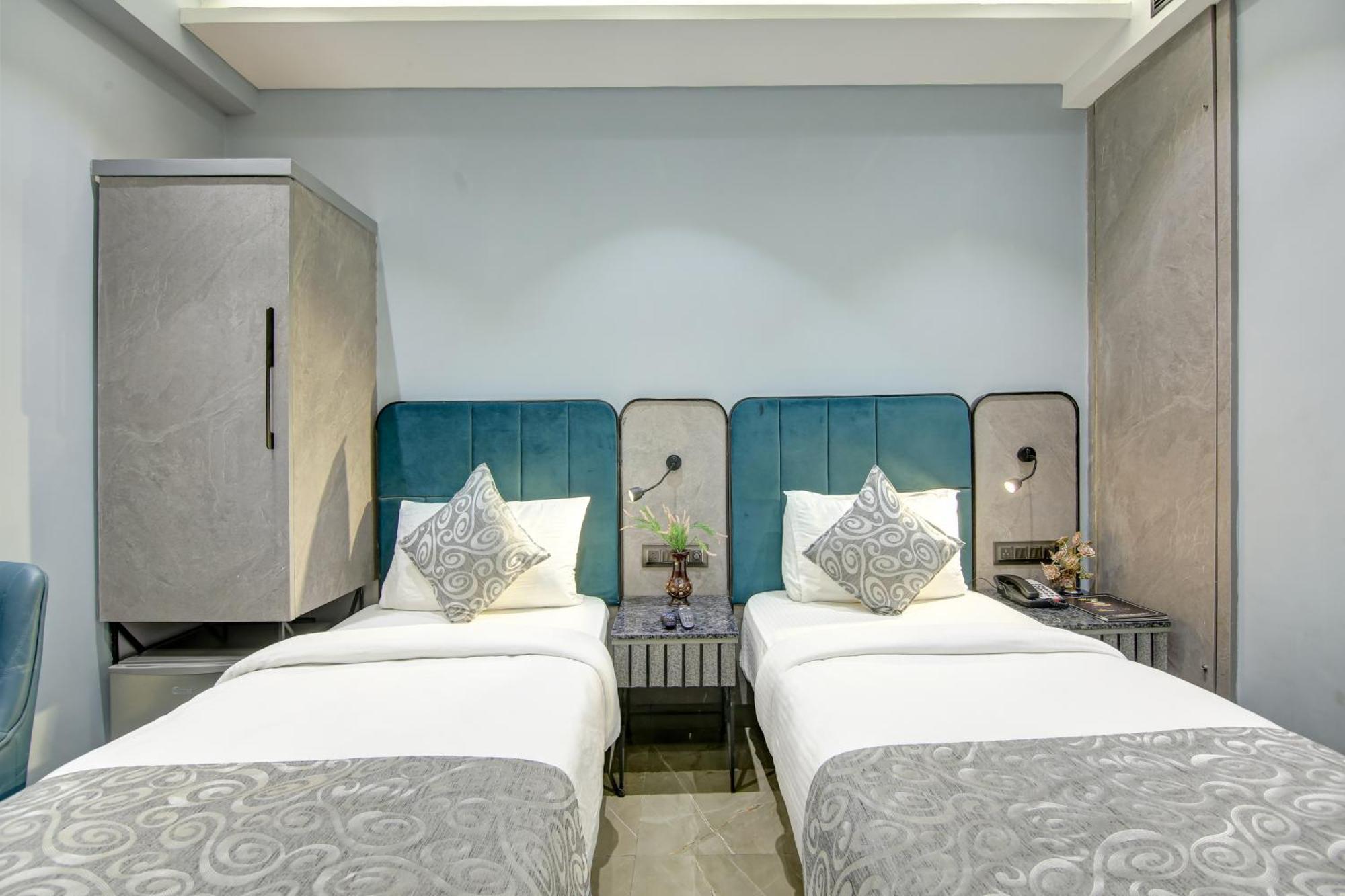 Hotel Uptown - 1 Km Connaught Place ニューデリー エクステリア 写真