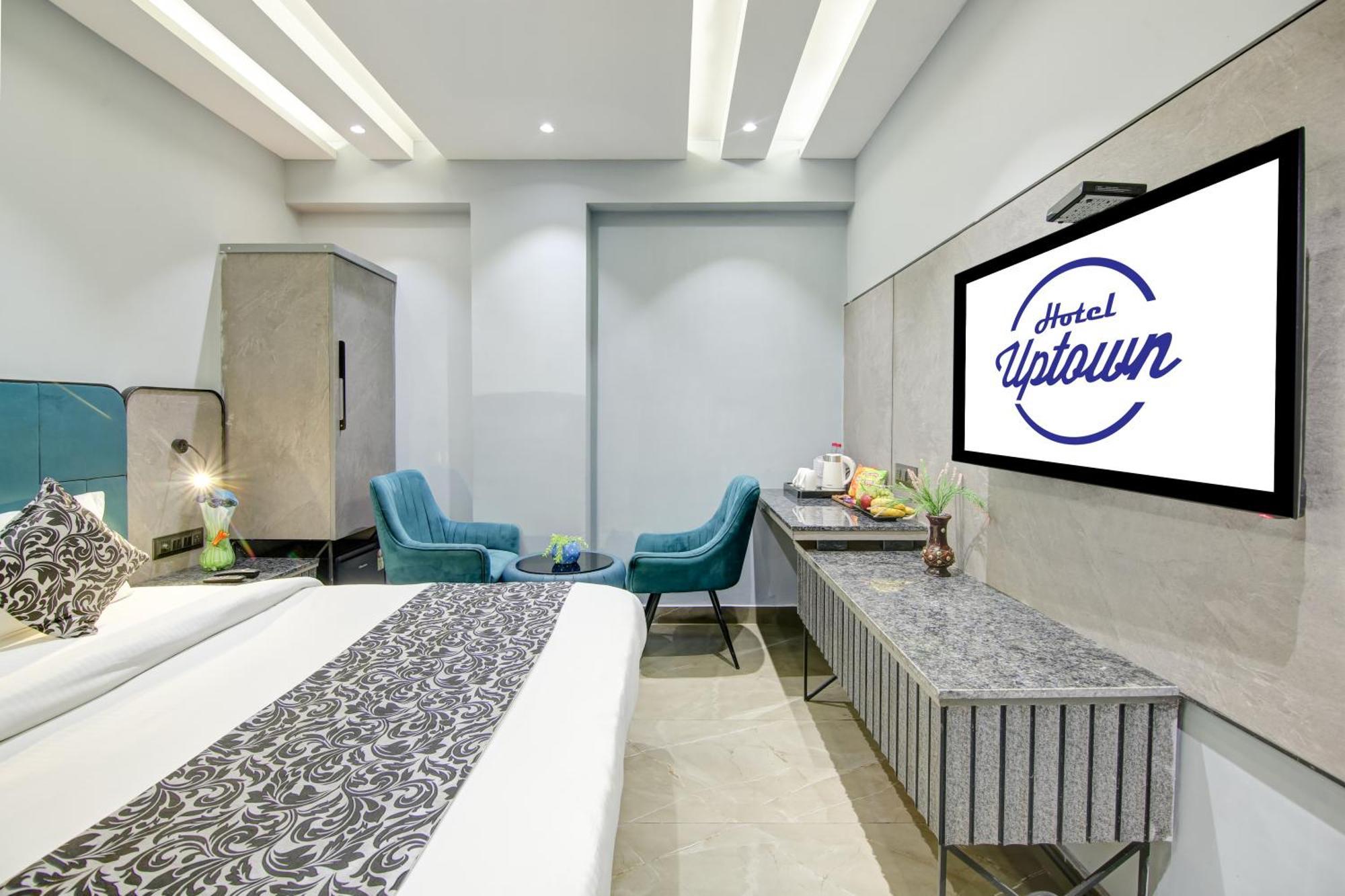Hotel Uptown - 1 Km Connaught Place ニューデリー エクステリア 写真