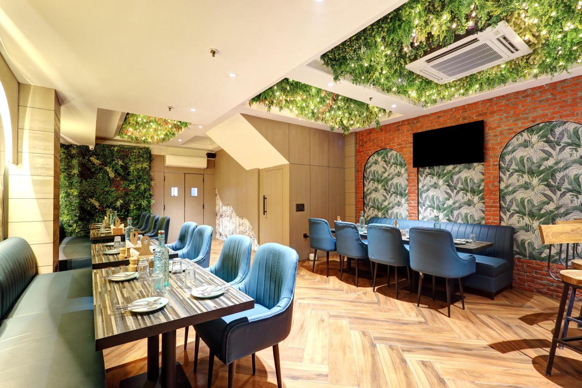 Hotel Uptown - 1 Km Connaught Place ニューデリー エクステリア 写真