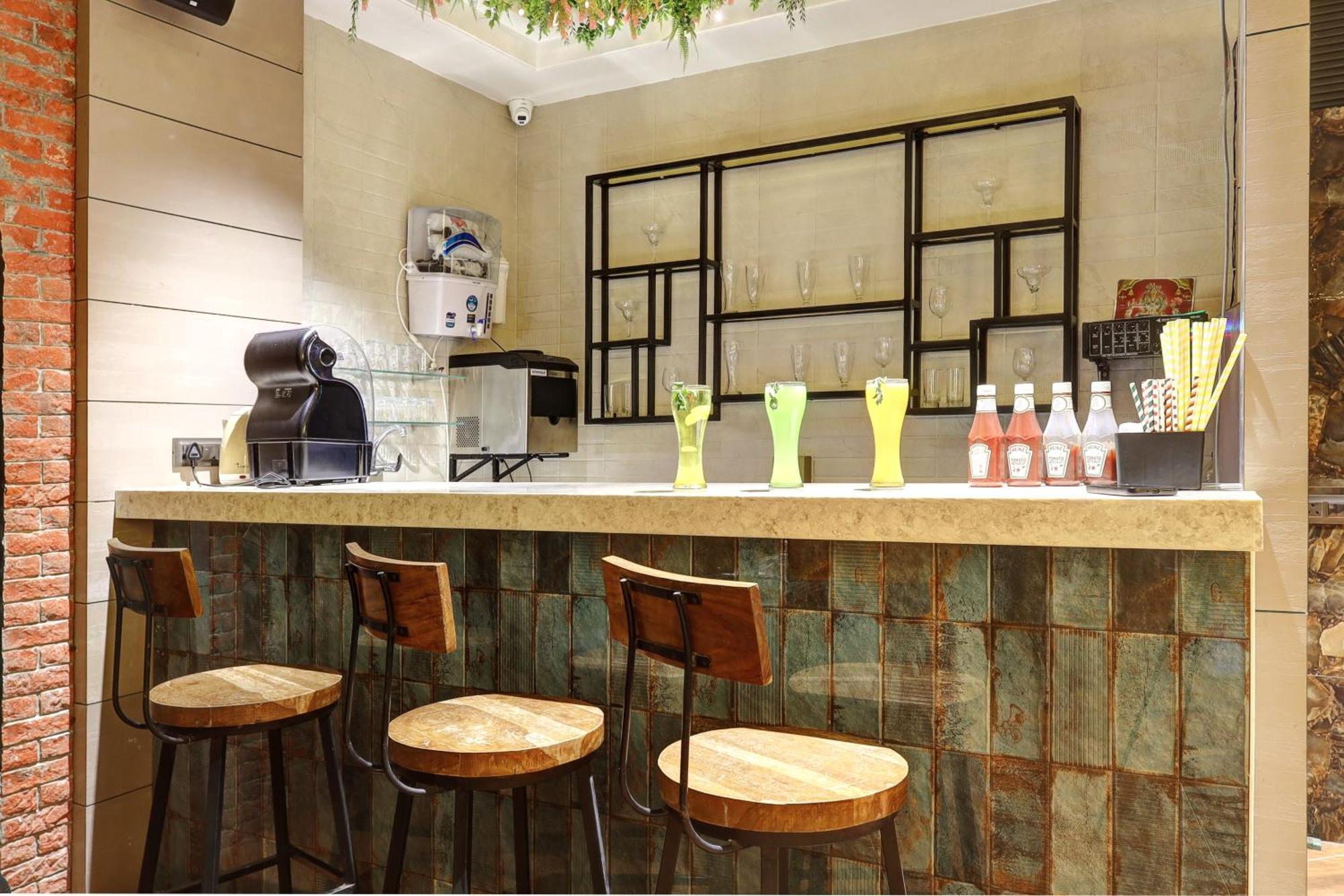 Hotel Uptown - 1 Km Connaught Place ニューデリー エクステリア 写真
