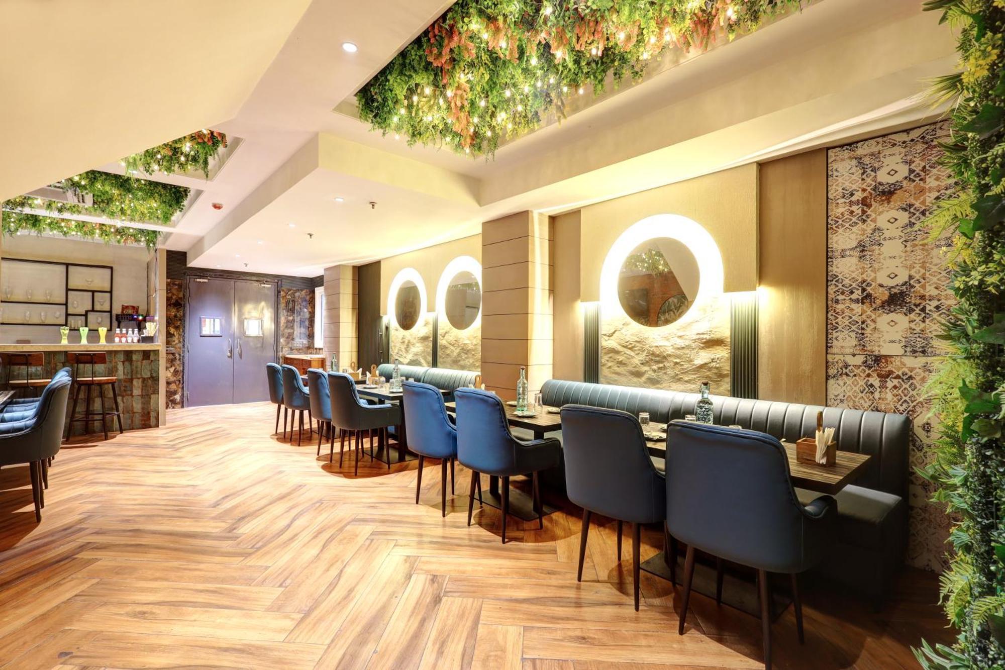 Hotel Uptown - 1 Km Connaught Place ニューデリー エクステリア 写真