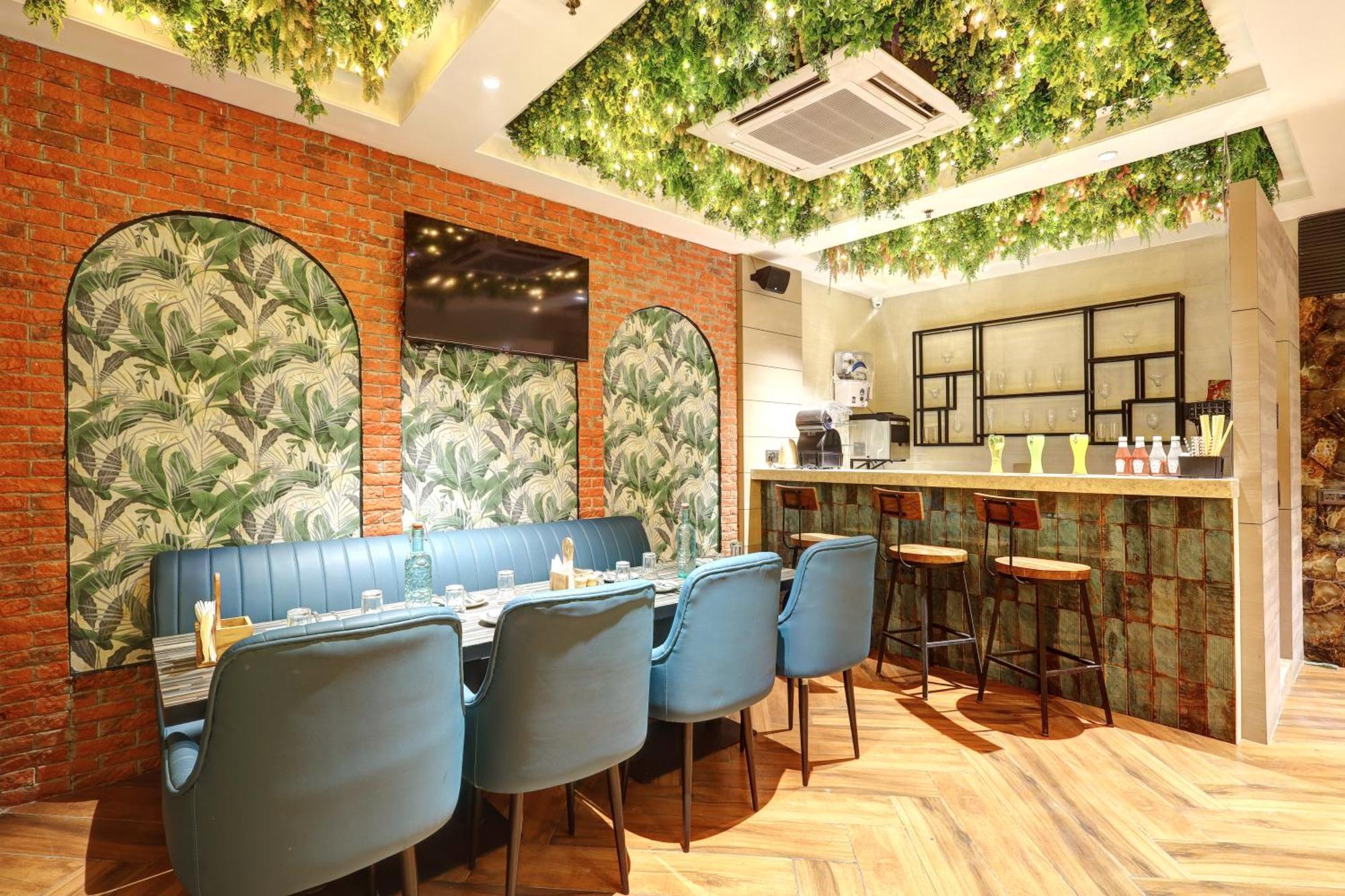 Hotel Uptown - 1 Km Connaught Place ニューデリー エクステリア 写真